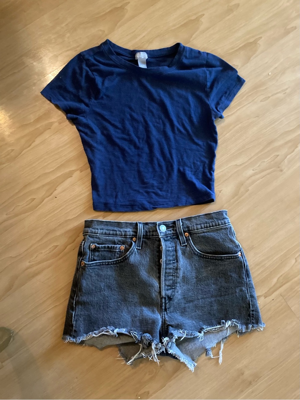 Navy blue Top and Levi’s shorts SET